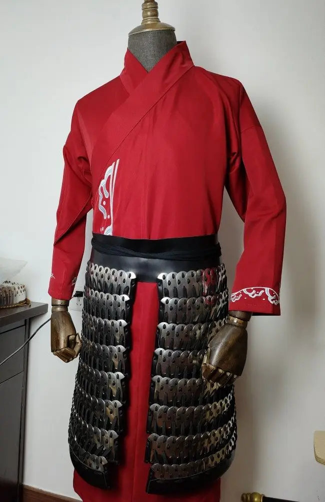 Detalle del conjunto estilo hanfu con estética táctica