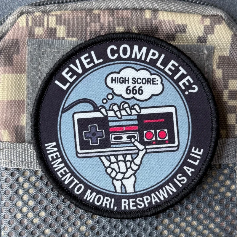Parche táctico Memento Mori con velcro – Insignia de moral - imagen 4