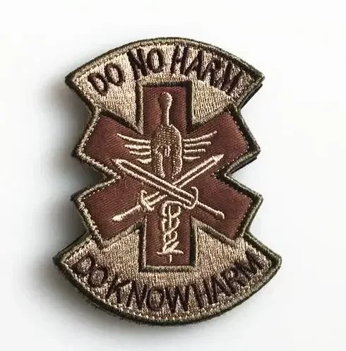 Parche bordado táctico insignia médica No hacer daño con gancho - imagen 3