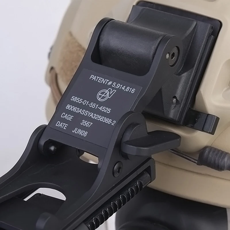 Soporte Emersongear montado sobre casco con visor PVS acoplado