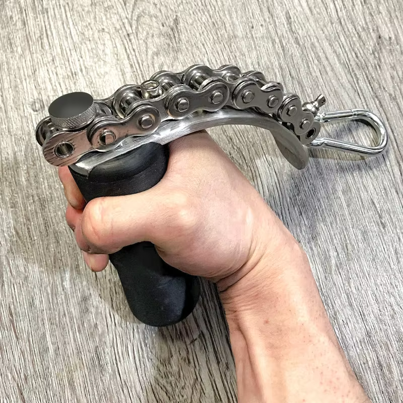 Blaster de antebrazo en uso mostrando la pinza ajustable