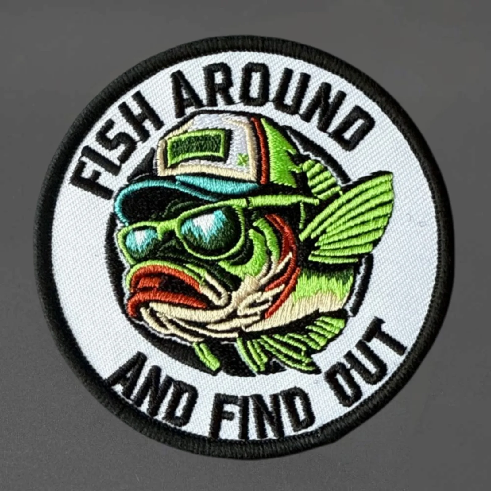 Parche bordado FISH AROUND lubina – Insignia táctica velcro para chalecos y mochilas - imagen 3