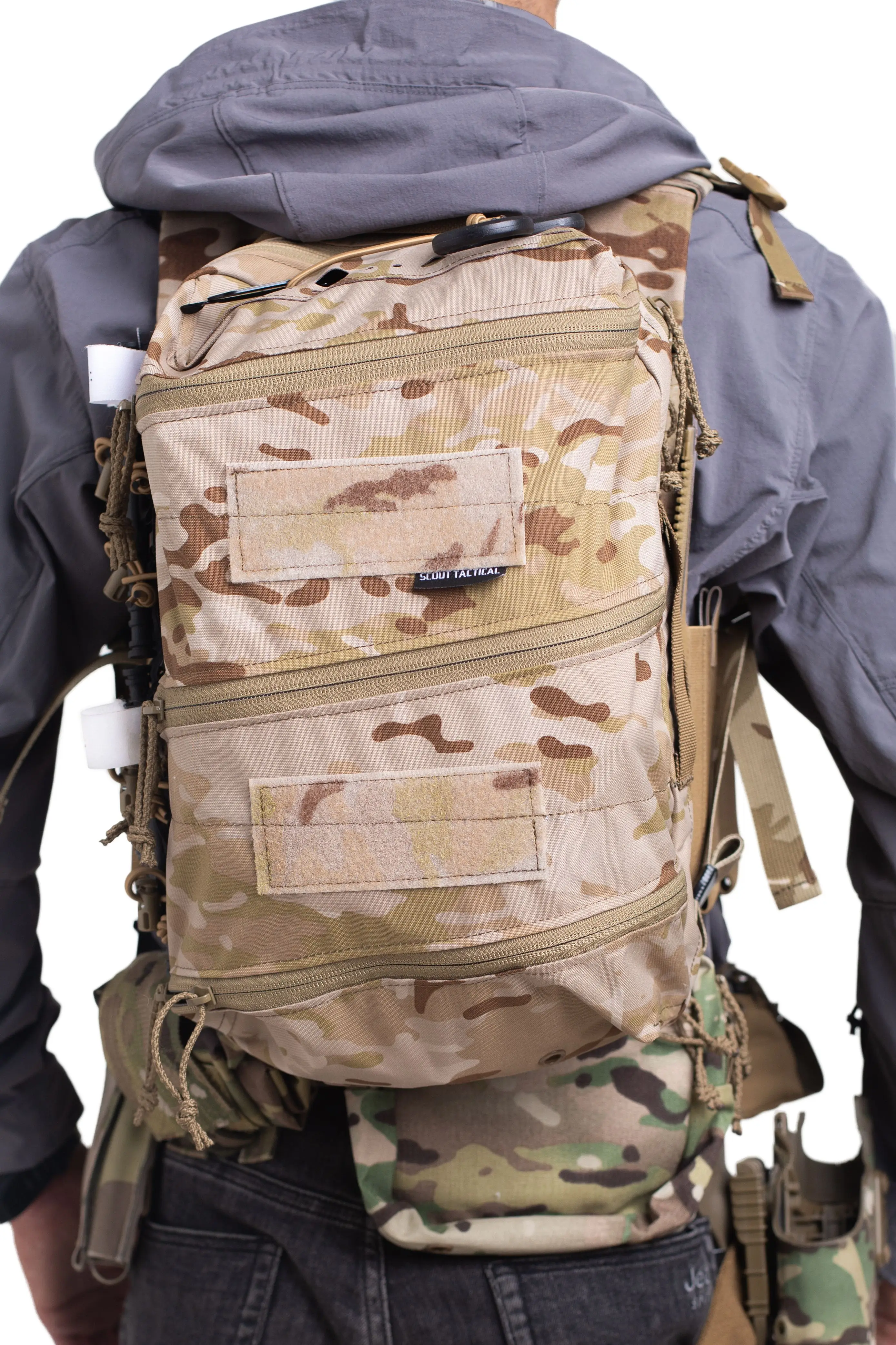 Vista interior de la mochila médica mostrando compartimentos con separadores elásticos