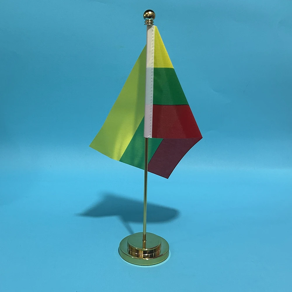 Vista frontal de la bandera lituana de escritorio