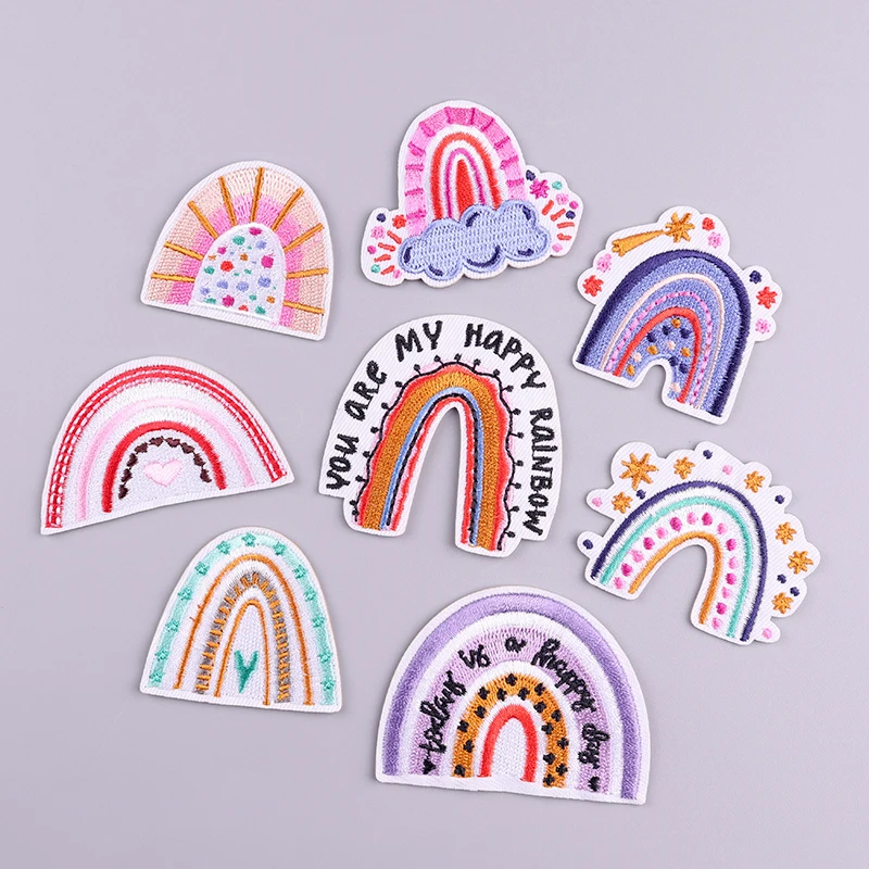 Conjunto de parches arcoíris y corazón en varios colores