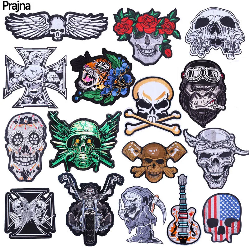 Detalle de parche calavera punk con remaches decorativos