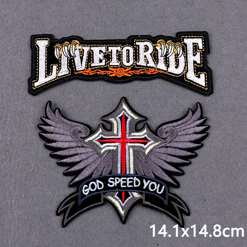 Parche aplicado en chaqueta vaquera estilo biker