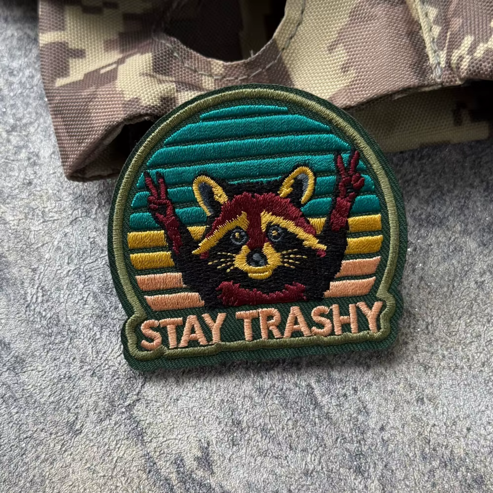 Parche bordado táctico mapache Stay Trashy para mochila - imagen 3