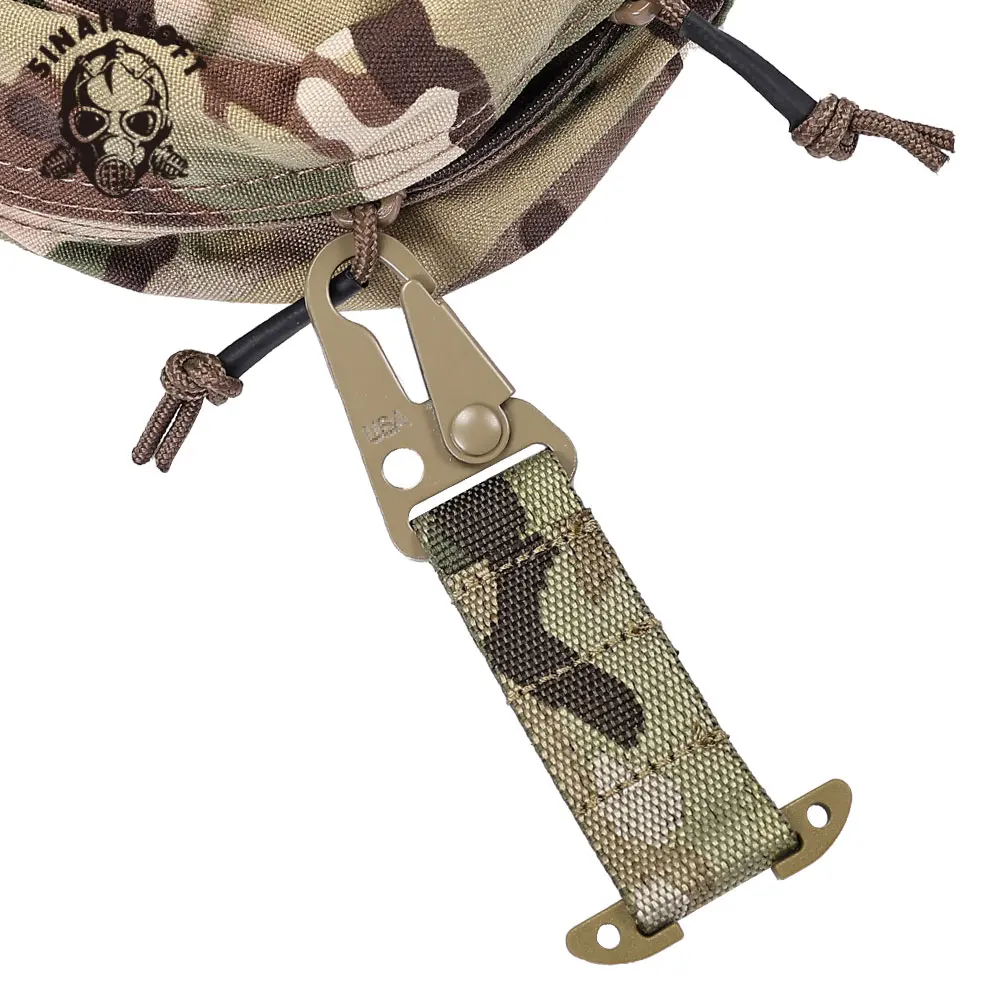 Clip táctico sobre superficie de camuflaje