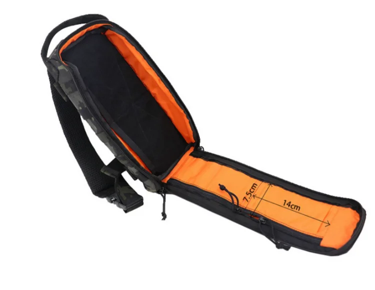 Detalle de compartimentos y hebillas de la mochila táctica