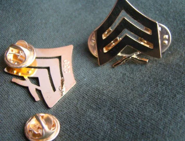 Insignia metálica USMC sargento de rango Cuerpo Marine dorada - imagen 2