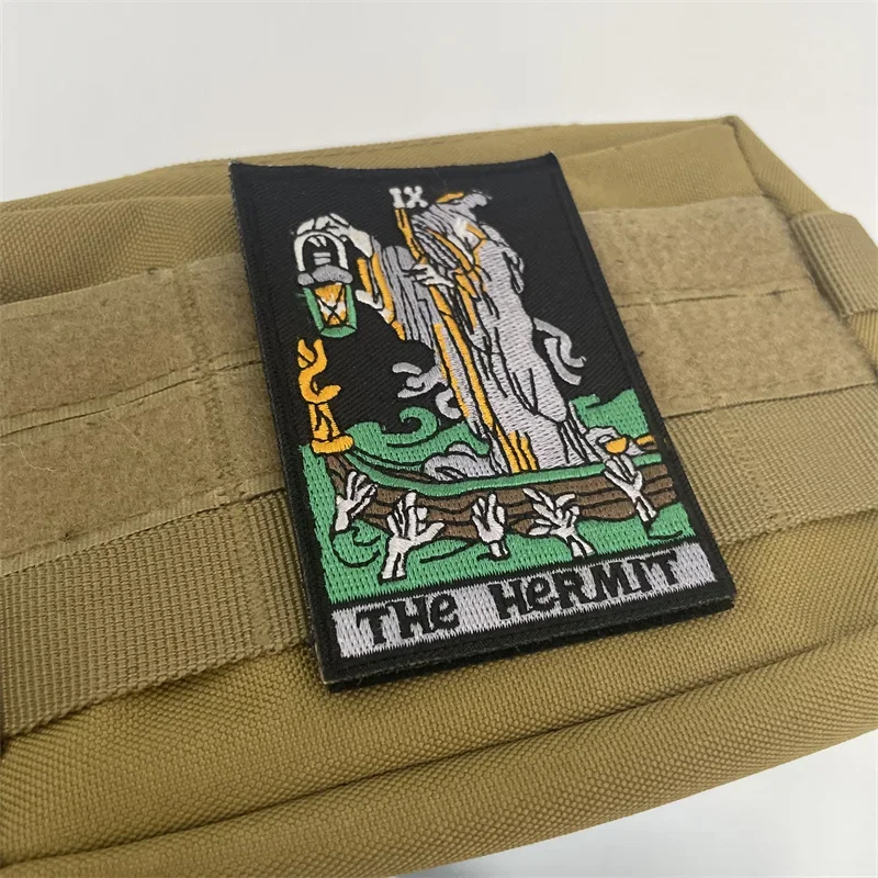 Parche táctico ermitaño con velcro – Insignia militar para mochila - imagen 3