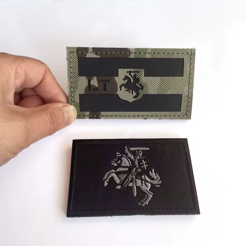 Parche táctico aplicado sobre uniforme