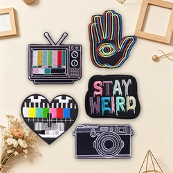Parche bordado termoadhesivo Stay Weird – Cámara retro Y2K