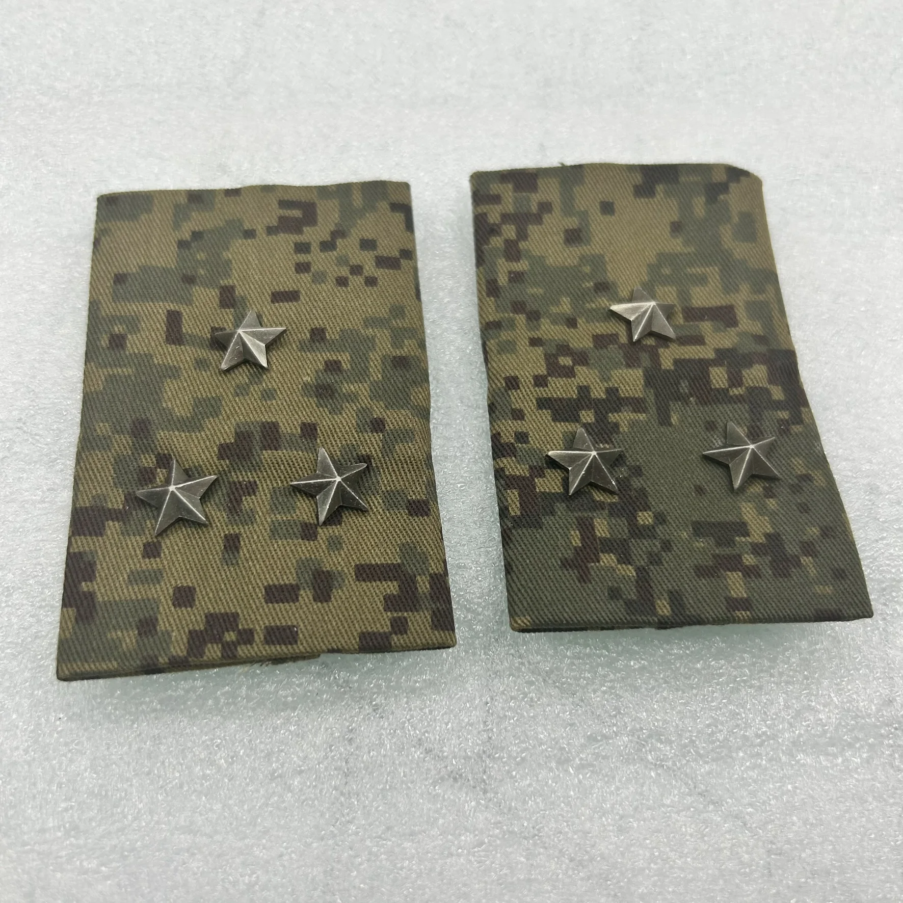 Hombreras de camuflaje digital ruso con estrellas metálicas tácticas
