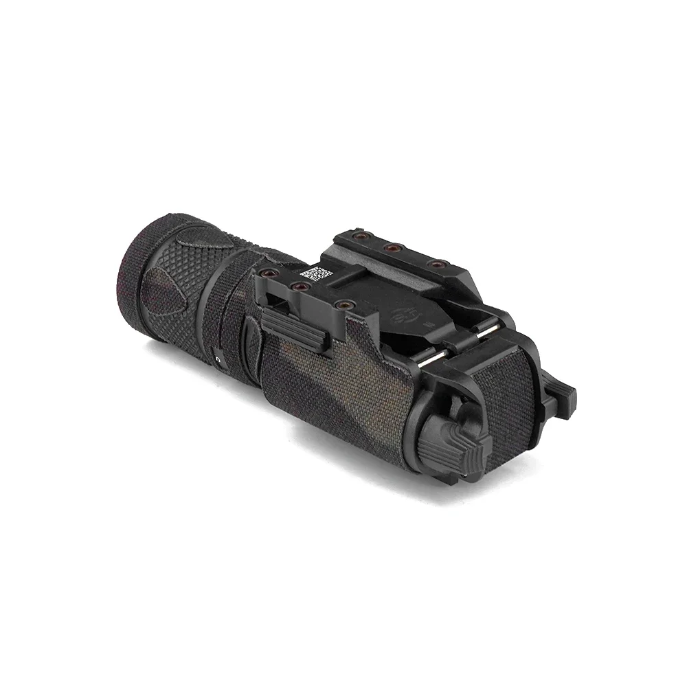 Pegatina táctica color Multicam Black en envoltura de linterna X300V