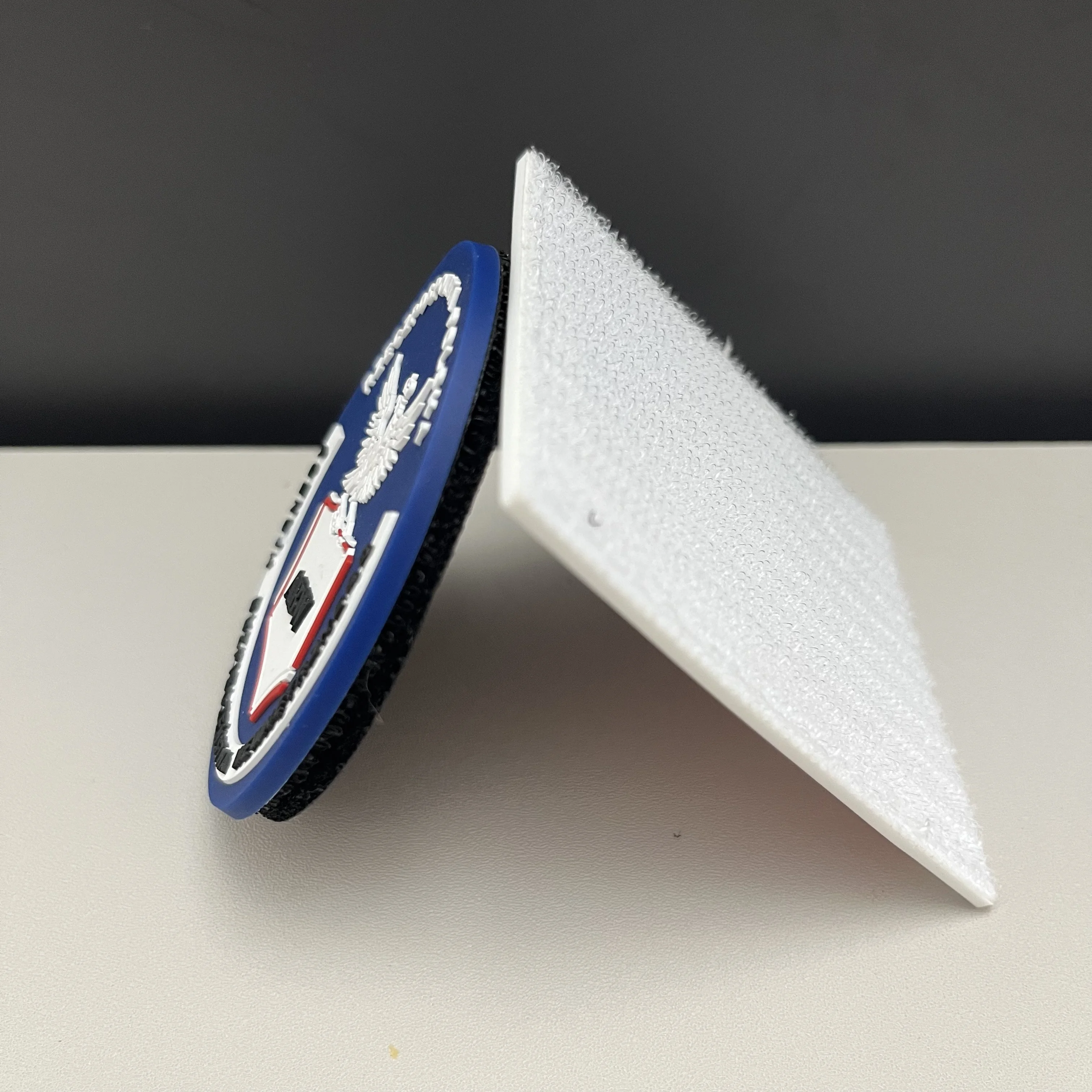 Parche PVC 3D con logotipo en relieve para gorras y mochilas - imagen 4