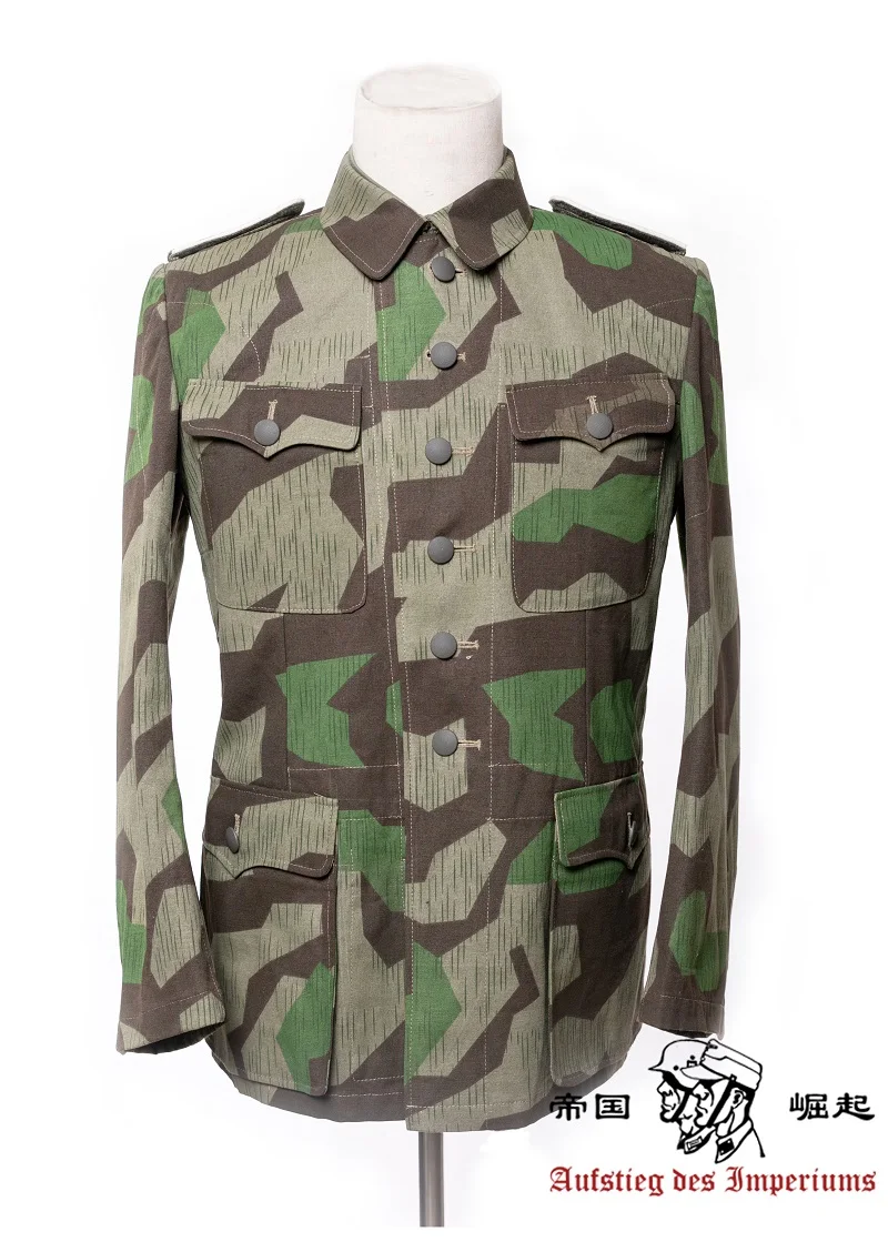 Vista frontal del traje de entrenamiento M42 mostrando el patrón de camuflaje dividido