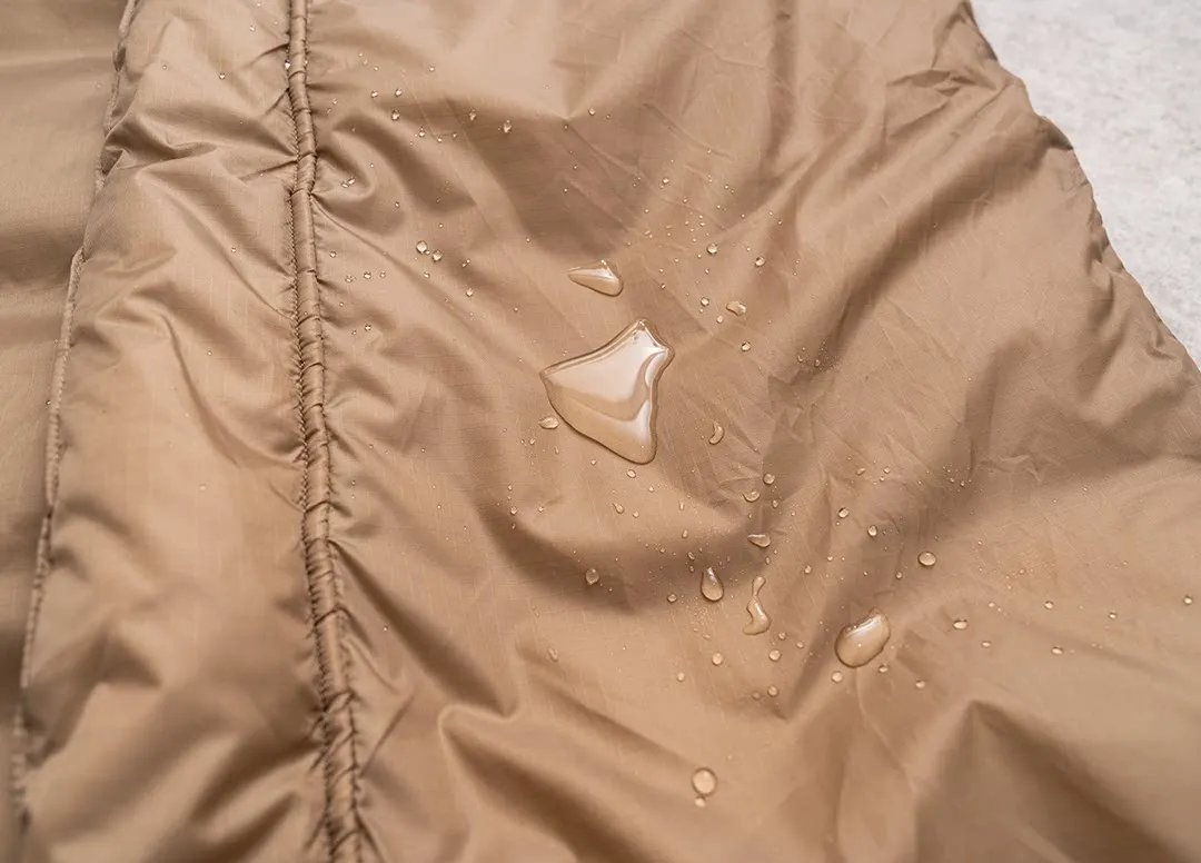 Detalle del formato y acabado del saco de dormir