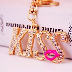 Llavero con dije de cristal brillante KISS y letras strass rosas