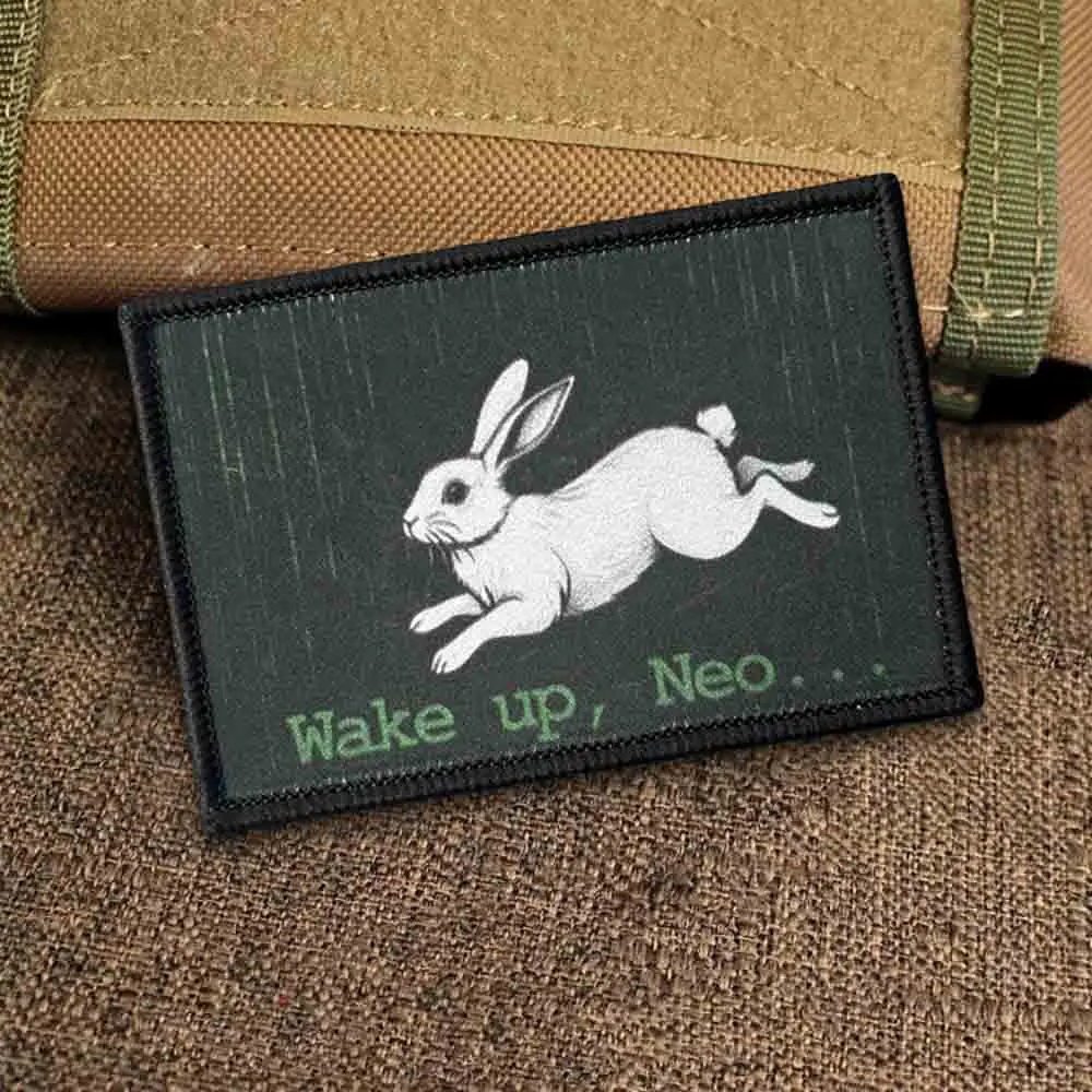Parche Neo Matrix con conejo y fondo negro