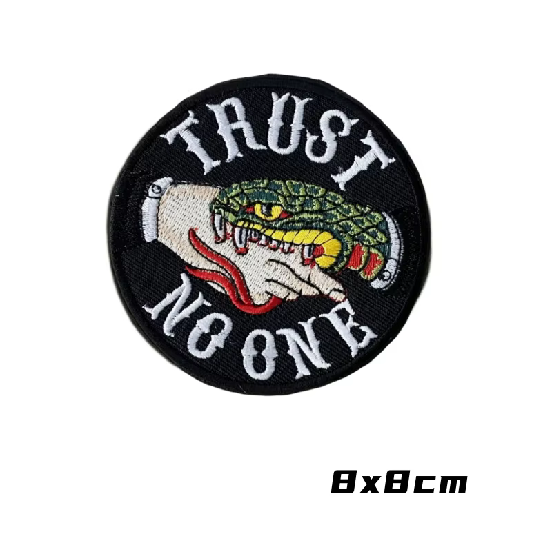 Parche bordado con diseño de serpiente venenosa