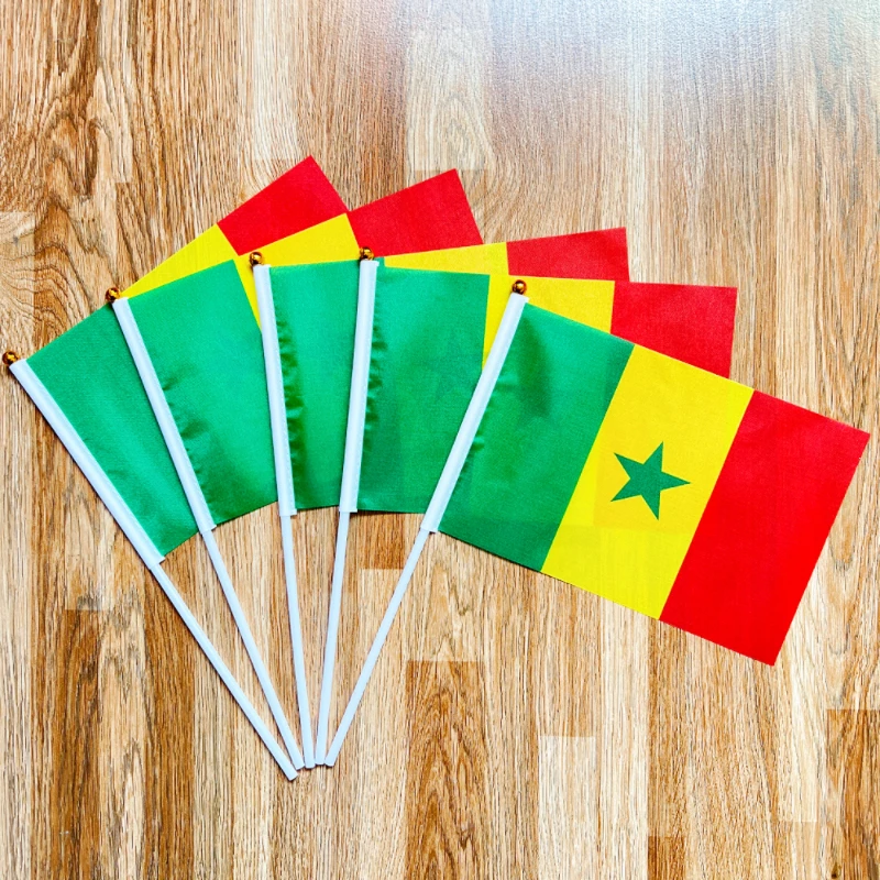 Bandera de mano de Senegal pequeña con asta
