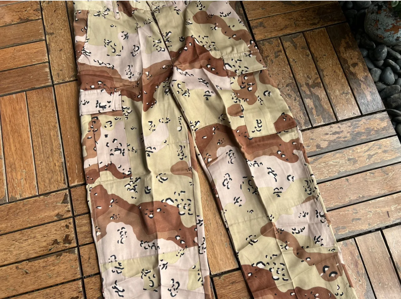 Detalle del camuflaje de seis tonos en el conjunto