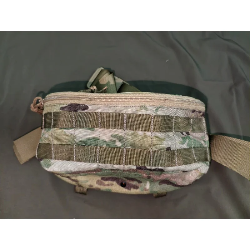 Bolsa médica colocada en cinturón táctico