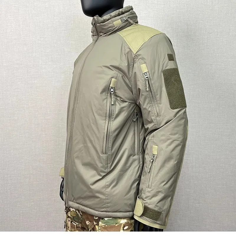 Vista de la chaqueta con corte militar