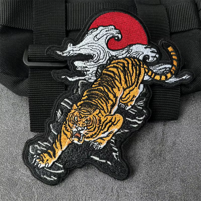 Parche de moral táctico bordado luna sangre tigre agachado con gancho - imagen 4