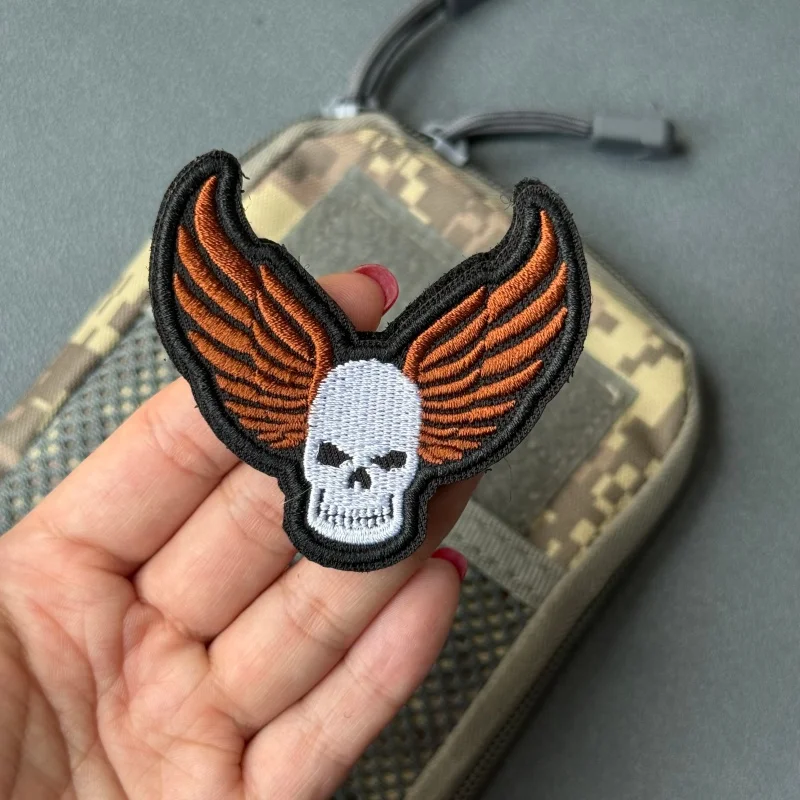 Parche táctico bordado calavera alas – velcro para mochila y ropa - imagen 4