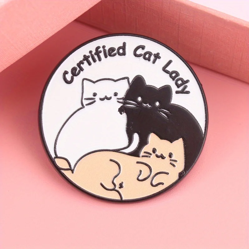 Pin de gato tricolor esmaltado con silueta felina en contraste - imagen 3