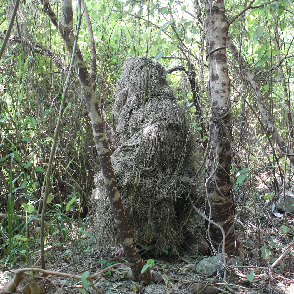 Traje Ghillie en uso durante entrenamiento táctico