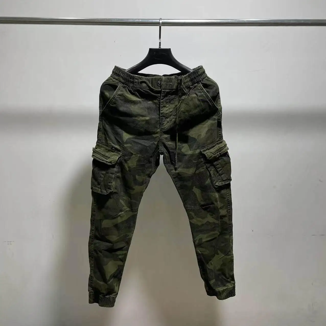 Pantalón camuflaje táctico workwear slim fit con cordones en tobillo - imagen 3