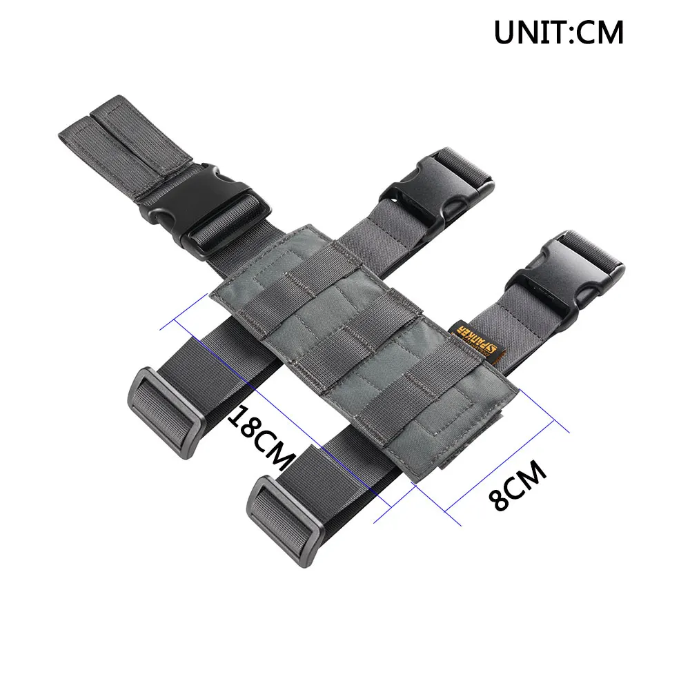 Funda táctica en uso con sistema de correas ajustable