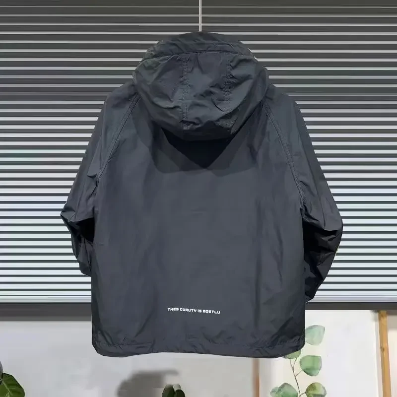 Chaqueta con capucha desplegada mostrando su diseño casual americano