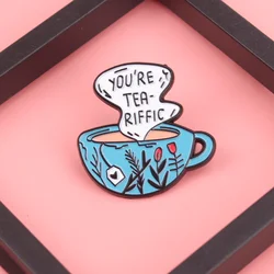 Insignia esmaltada de café con mascotas y texto estampado