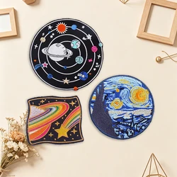 Parches bordados termoadhesivos galaxia cósmica y montaña salvaje