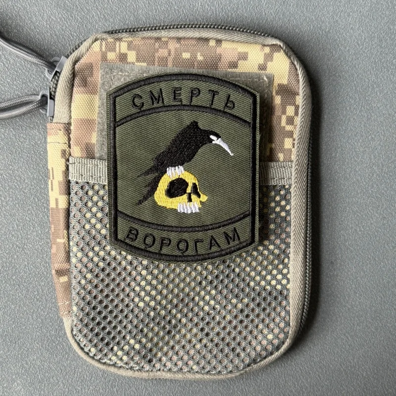 Parche táctico bordado de cuervo y calavera con velcro