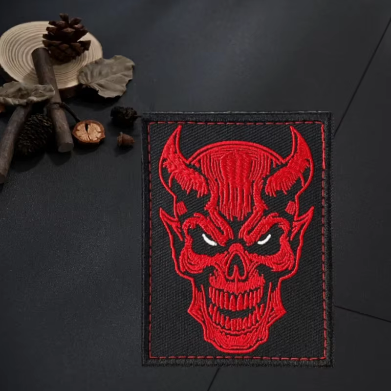 Parche bordado calavera demonio rojo – Táctico velcro MOLLE - imagen 4