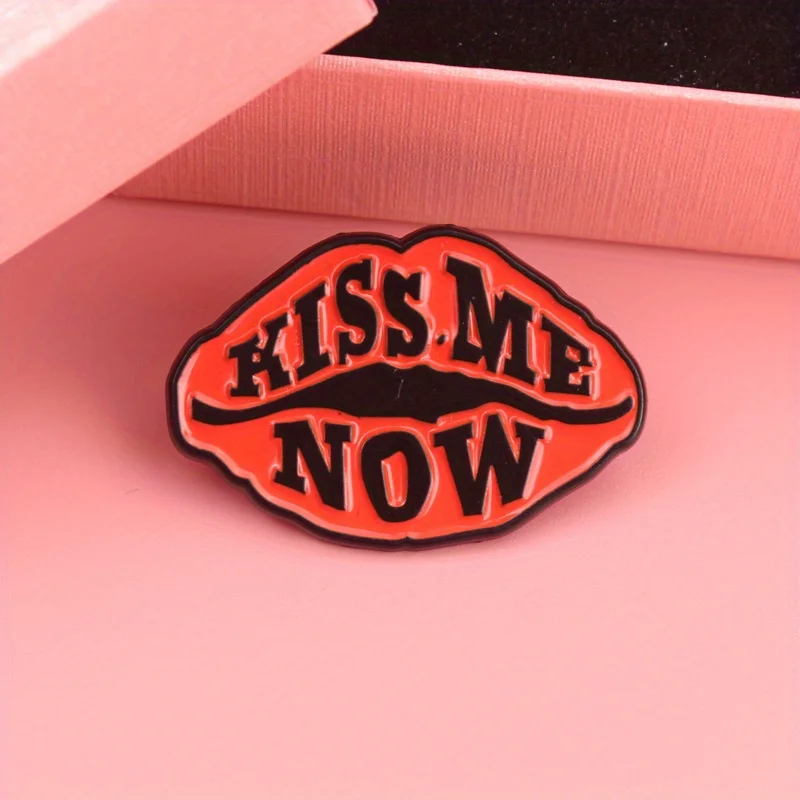Pin esmaltado Bold Lip Kiss Me Now contraste naranja/negro para bolsos - imagen 2