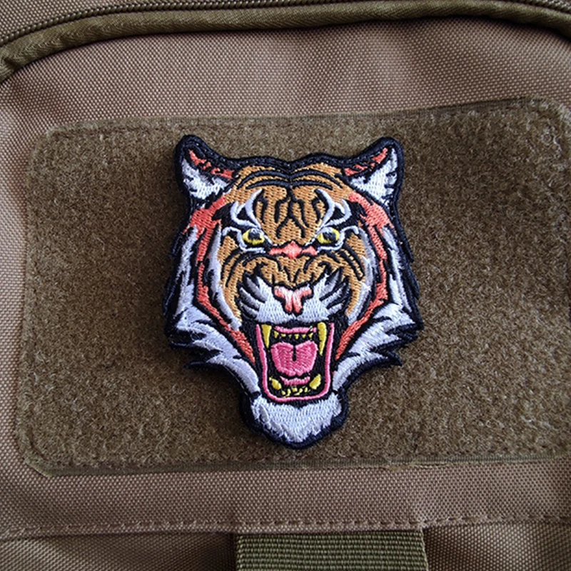 Parche táctico bordado lobo tigre oso con velcro para chaqueta - imagen 4