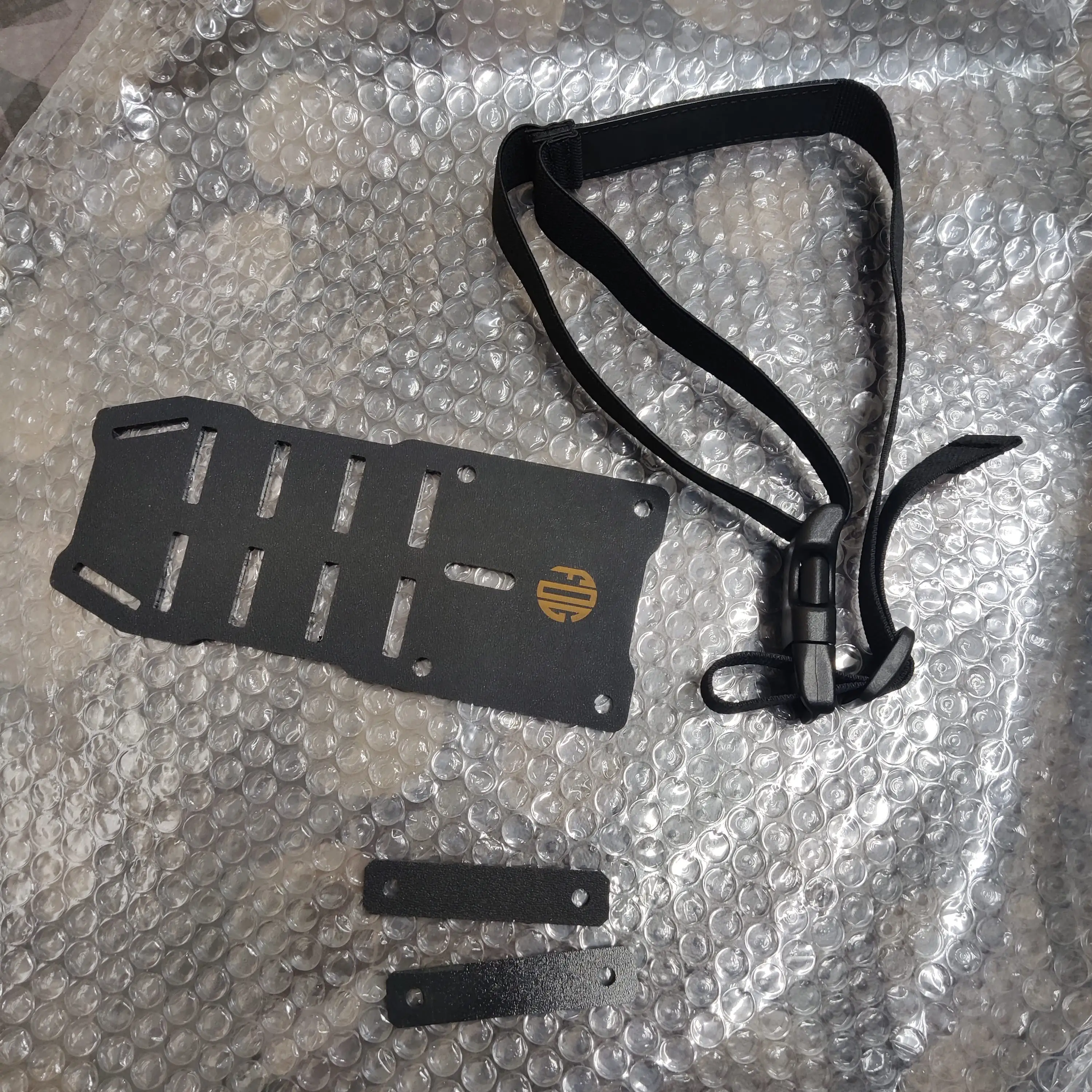 Adaptador para cargador de rifle con placa antiimpactos y MOLLE