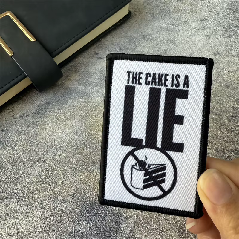 Parche Morale Portal The Cake Is A Lie – Brazalete velcro táctico - imagen 2