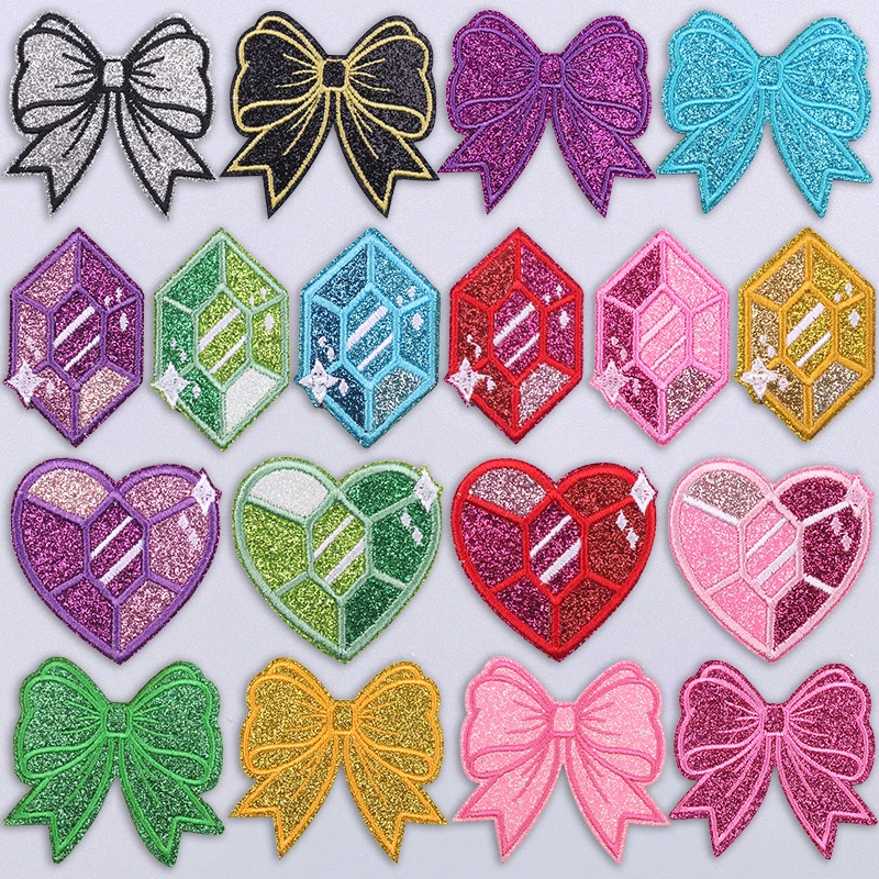 Detalle del bordado corazón y lazo