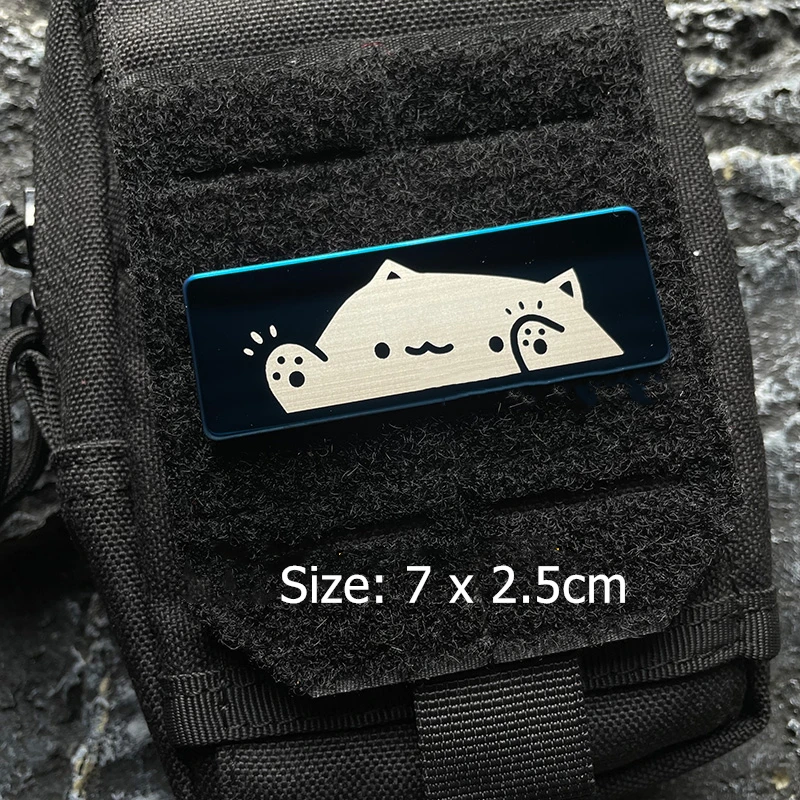 Detalle del gancho metálico del parche para mochilas