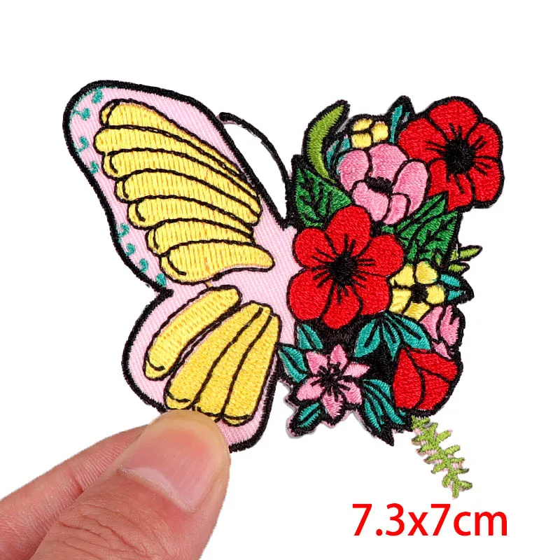 Parche bordado de mariposa y corazón