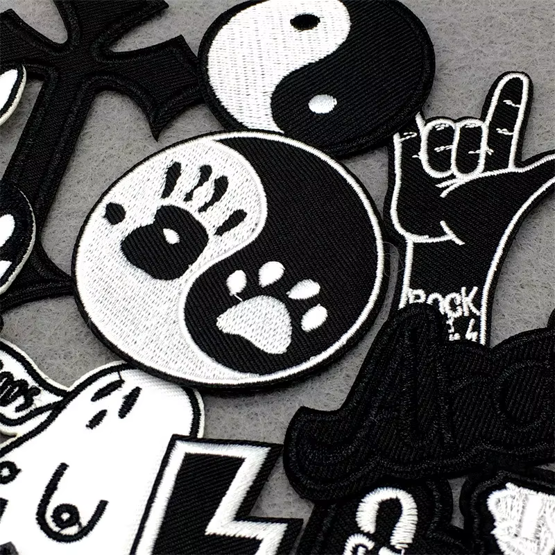 Parche bordado termoadhesivo dibujos animados – Blanco negro - imagen 3
