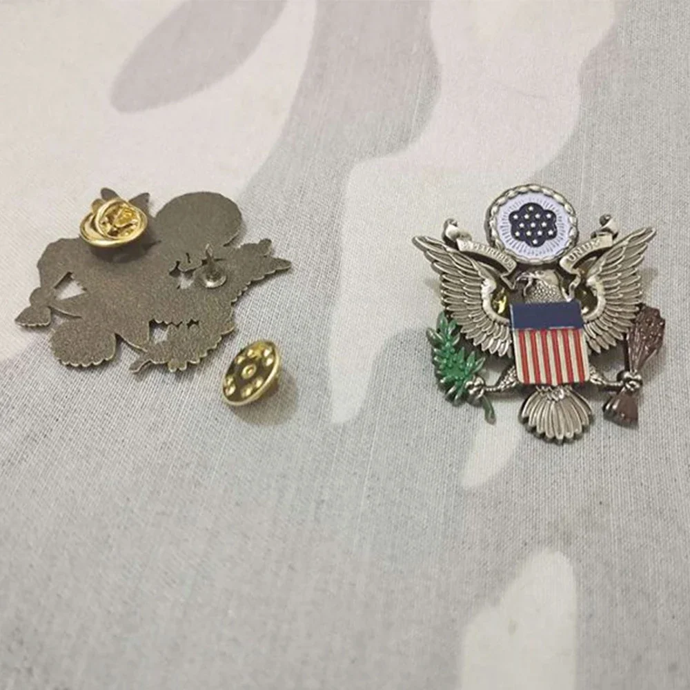 Pin insignia águila presidencial dorada tipo broche militar - imagen 3